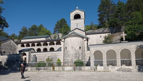 OVDE ĆE BITI USTOLIČEN MITROPOLIT JOANIKIJE: Evo kakvo je stanje ispred manastira pred današnji protest tzv. komiteta (FOTO/VIDEO)