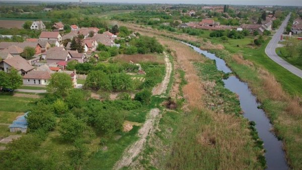 НИ МИЛИОН ЕВРА НЕ ВАДИ МУЉ: Све неизвесније чишћење Великог бачког канала у Врбасу,  упркос подршци Европске уније