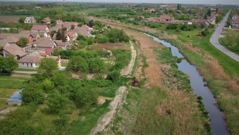 НИ МИЛИОН ЕВРА НЕ ВАДИ МУЉ: Све неизвесније чишћење Великог бачког канала у Врбасу,  упркос подршци Европске уније