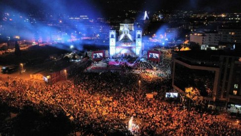 VELIČANSTVEN PRIZOR U PODGORICI: Hiljade vernika dočekale patrijarha i mitropolita (FOTO)