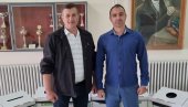 УЧЕ ДЕЦУ ДА РЕЦИКЛИРАЈУ: Комуналци из Пландишта покренули акцију у основним школама