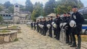 POSEBNE POLICIJSKE SNAGE ISPRED MANASTIRA: Slike sa Cetinja koje vernike ne ostavljaju ravnodušnima (FOTO/VIDEO)