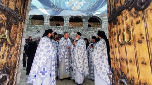 CETINJEM SE ORI DOSTOJAN: Sveštenici pevaju Ječam žela, ore se stihovi - Kad se vojska na Kosovo vrati! (VIDEO)