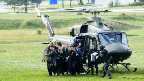 PATRIJARH PORFIRIJE I MITROPOLIT JOANIKIJE STIGLI NA CETINJE: Sprovedeni do manastira pod balističkim štitom (FOTO/VIDEO)