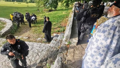 VIDEO ZABELEŽEN ISPRED MANASTIRA: Ekskluzivni snimci patrijarha i mitropolita na Cetinju (VIDEO)