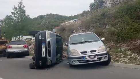 РАСТУРЕНЕ КОМИТСКЕ БАРИКАДЕ: Погледајте хаос који су оставили иза себе - преврнути аутомобили, спаљене гуме (ВИДЕО)