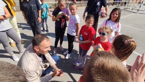 GRADONAČELNIK SA NAJMLAĐIMA: Sportskim aktivnostima obeležavaju dan  najmnogoljudnijeg dela Zrenjanina (FOTO)