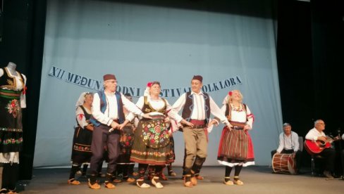 ZAIGRALI PENZIONERI: Festival folklora trećeg doba