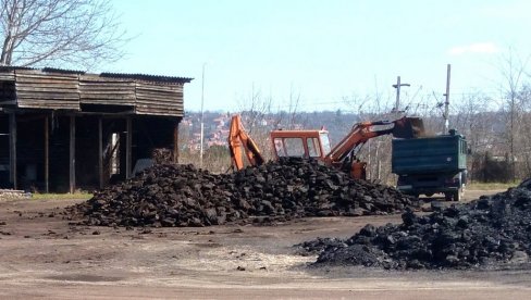 НАЈСТАРИЈИ ВЕЋ ЗЕБУ ЗБОГ УГЉА: Неки добили недовољне количине, а неки ни тону