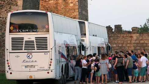 ЕКСКУРЗИЈА ЗА ЈЕДНОГ ЂАКА КАО КРАЋИ ОДМОР ЗА ПОРОДИЦУ: У сезони школских путовања родитељи се гватају за главу од цена ЕКСКУРЗИЈА ЗА ЈЕДНОГ ЂАКА КАО КРАЋИ ОДМОР ЗА ПОРОДИЦУ: У сезони школских путовања родитељи се гватају за главу од цена