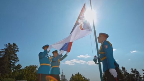 ČUVAJTE I BRANITE JE: Košarkaška reprezentacija dobila državnu zastavu Srbije (FOTO)