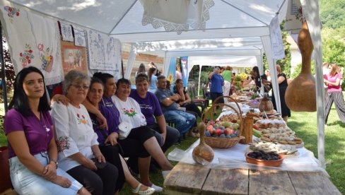 PRVA IZLOŽBA TRADICIONALNIH SRPSKIH JELA: Zanimljiv događaj u porti Crkve Svetog Romana u Rekovcu