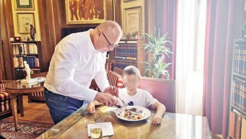 ШПИЈУНКА - КОСТА ДРАГ ГОСТ: Горан Весић угостио дечака који прати сваки њехов ТВ наступ ШПИЈУНКА - КОСТА ДРАГ ГОСТ: Горан Весић угостио дечака који прати сваки њехов ТВ наступ