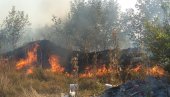 POŽAR U LESKOVCU: Gorelo nisko rastinje i trava kod naselja Kumalak i Ančiki (FOTO) POŽAR U LESKOVCU: Gorelo nisko rastinje i trava kod naselja Kumalak i Ančiki (FOTO)