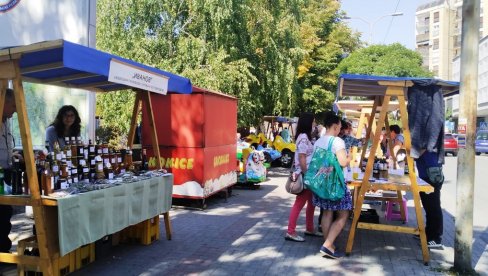 JUBILARNI ETNO FEST: Na štandovima u centru Paraćina nekoliko desetina izlagača (FOTO)