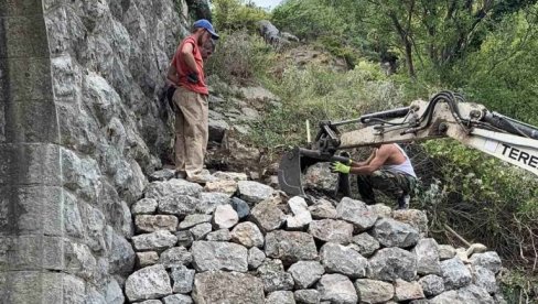 SANIRAN POTPORNI ZID: Urušio se i pretio bezbednom odvijanju saobraćaja na deonici Zubačkog puta ali i sigurnosti nadvožnjaka