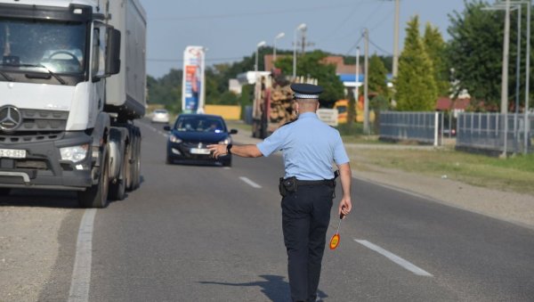 КОМЕДИЈА У УНИФОРМИ: Суспендовани полицајaц наплаћивао казне