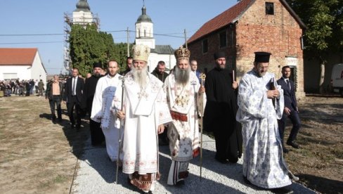 U JASENOVCU POSRAMLJEN LJUDSKI ROD: Novosti u crkvi rođenja Svetog Jovana, gde je patrijarh srpski Porfirije služio pomen ubijenim Srbima