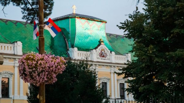 ВРШАЦ ОД ЈУТРОС У БОЈАМА СРПСКЕ ЗАСТАВЕ: Тробојка се вијори на свим градским установама и важним улицама