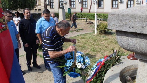 ИСТАКНУТЕ ДРЖАВНЕ ЗАСТАВЕ: Полагањем венаца и у Јабланичком округу обележен празник