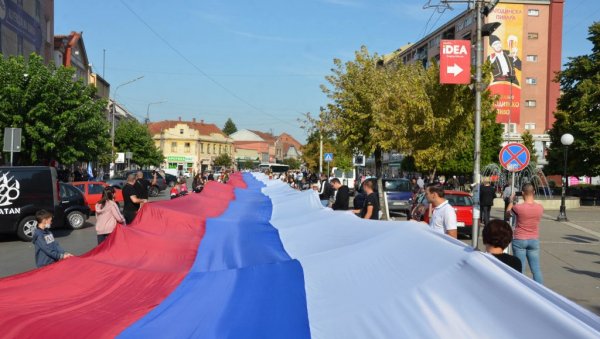 ВЕЛИЧАНСТВЕНА СЦЕНА НА ДАН СРПСКОГ ЈЕДИНСТВА: У Јагодини развијена застава од 103 метра (ФОТО)