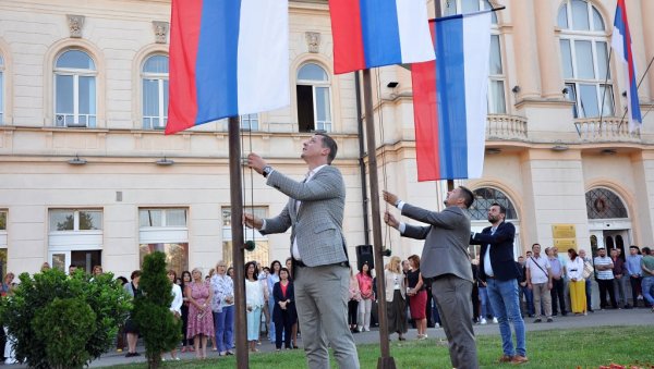 ПОДИЗАЊЕ ЗАСТАВА И ХИМНЕ СРБИЈЕ И РС: Обележен Дан српског јединства у Бијељини (ФОТО)