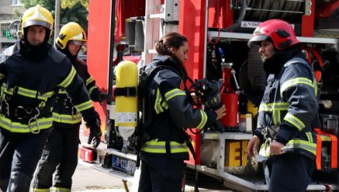 DRAMA U NOVOM SADU: Muškarac pretio da će zapaliti stan, na licu mesta hitne službe (FOTO)