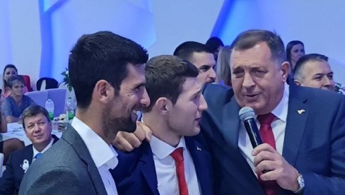 NOVAK I DODIK ZAPEVALI ROMANIJU: Najbolji teniser sveta i srpski član predsedništva BiH najveseliji na svadbi Nemanje Majdova (FOTO/VIDEO)