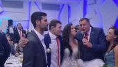 NOVAK ZAPEVAO PUKNI ZORO! Pogledajte snimak o kom priča Srbija, Đoković oduševio goste (VIDEO)