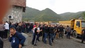 НА ЈАРИЊУ ЗНАТНО ВЕЋИ БРОЈ СРБА НЕГО ЈУЧЕ: Људи доносе воду и храну - Росу у приправности