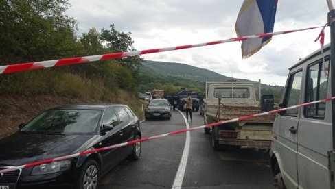 SKIDALI SRPSKE TABLICE I NAPLAĆIVALI TAKSE: Skandalozan potez policije lažne države jutros na Jarinju (FOTO/VIDEO)