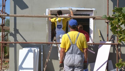 UGOVORI ZA ZAMENU STOLARIJE: Privodi se kraju realizacija programa energetske sanacije domaćinstava Srbije UGOVORI ZA ZAMENU STOLARIJE: Privodi se kraju realizacija programa energetske sanacije domaćinstava Srbije