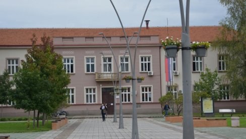 PLJUŠTE TEŠKE REČI I PRIJAVE: Uzavrelo u Trsteniku posle sukoba predsednika Skupštine i građevinskog inspektora PLJUŠTE TEŠKE REČI I PRIJAVE: Uzavrelo u Trsteniku posle sukoba predsednika Skupštine i građevinskog inspektora