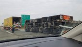 OTEŽANI USLOVI KRETANJA I GUŽVA NA AUTO-PUTU: Obustava saobraćaja zbog prevrtanja kamiona u smeru Beograd - Batrovci (FOTO)