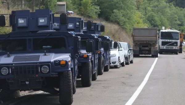 ОСМИ ДАН ПРОТЕСТА НА СЕВЕРУ КОСМЕТА: На административним прелазима мирно, али напето