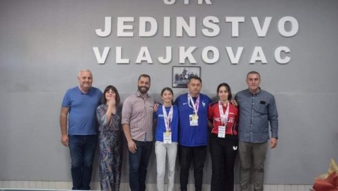 DOČEK ZA SVETSKE ŠAMPIONKE: Vršačka škola i matični klub ponosni na zlatne stonoteniserke