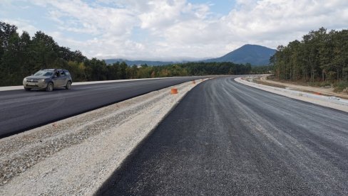 AUTO-PUT “MILOŠ VELIKI” SVE JE DUŽI: Napreduju radovi kod Čačka, postavljeni prvi metri asfalta od Preljine do Pakovraća (FOTO)