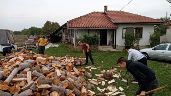 СПРЕМАЈУ СЕ ЗА ЗИМУ: Јадрани обезбедили огрев и партизанки, стогодишњој баки Нади (ФОТО)