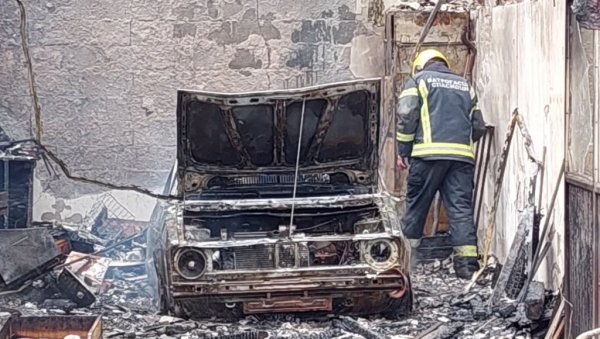 ПРВЕ ФОТОГРАФИЈЕ НАКОН ПОЖАРА У МИРИЈЕВУ: Од радионице остало само згариште, ватра оштетила и зграду поред (ФОТО/ВИДЕО)