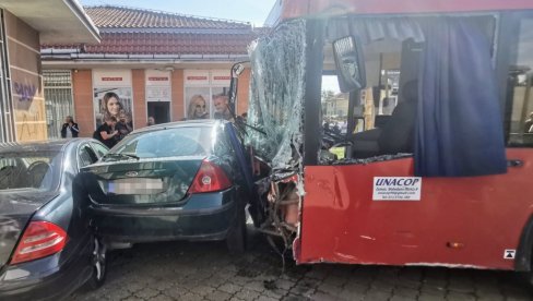 JEZIVI SNIMAK NESREĆE U ZEMUNU: Autobus nekontrolisano uleteo u park, dete istrčalo, majka za njim - vozač pobegao (VIDEO)