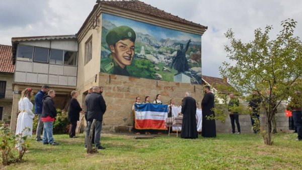 СЕЋАЊЕ НА ДИВ-ЈУНАКА СА КОШАРА: Дарку Милошевићу осликан мурал у центру Љига, у улици која носи његово име