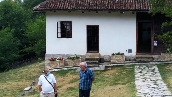 ПОХВАЛЕ ВОЈСКОВОЂИ И НА КИНЕСКОМ ЈЕЗИКУ: Родна кућа Живојина Мишића у Струганику, окупља многобројне посетиоце и у време короне (ФОТО)