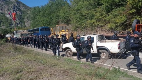 SMENA SPECIJALACA NA JARINJU: Srbi i dalje na barikadama, ne nameravaju da odustanu (FOTO/VIDEO)