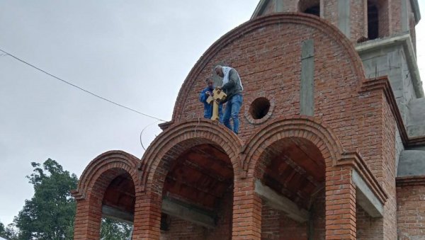 АКЦИЈА ГРАЂАНА И ДОНАТОРА: Постављен крст на Цркви Светог Архангела Михаила код Пожаревца