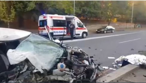 JEZIV PRIZOR U USTANIČKOJ: Muškarac i žena ispali iz vozila, auto potpuno smrskan (FOTO)