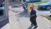 NEVEROVATAN SNIMAK SA ULICA INĐIJE: Električnim biciklom oborio čoveka sa merdevina - Nadamo se da je majstor dobro (VIDEO)