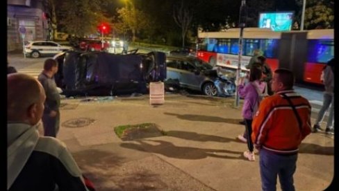 FOTOGRAFIJA SA MESTA SAOBRAĆAJKE U ZEMUNU: Škodom projurio na crveno i zakucao se u reno, tri osobe prevezene u Urgentni centar