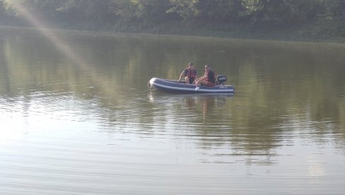 NOVA NESREĆA NA RECI: U Sremskoj Mitrovici čamac naleteo na gumu, jedan čovek ima teške povrede