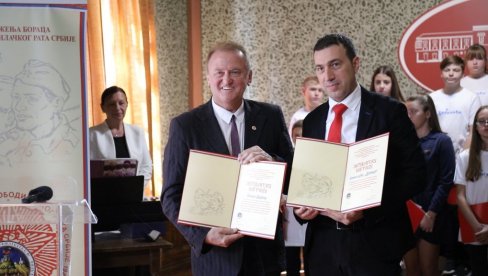 OKTOBARSKA NAGRADA U PRAVIM RUKAMA: Vršački Subnor uručio priznanje kolektivu „Dinara“ OKTOBARSKA NAGRADA U PRAVIM RUKAMA: Vršački Subnor uručio priznanje kolektivu „Dinara“