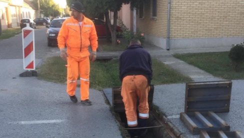 ZA BEZBEDNIJE ULICE U VRŠCU: Radnici postavljaju cevi umesto dotrajalih rešetaka